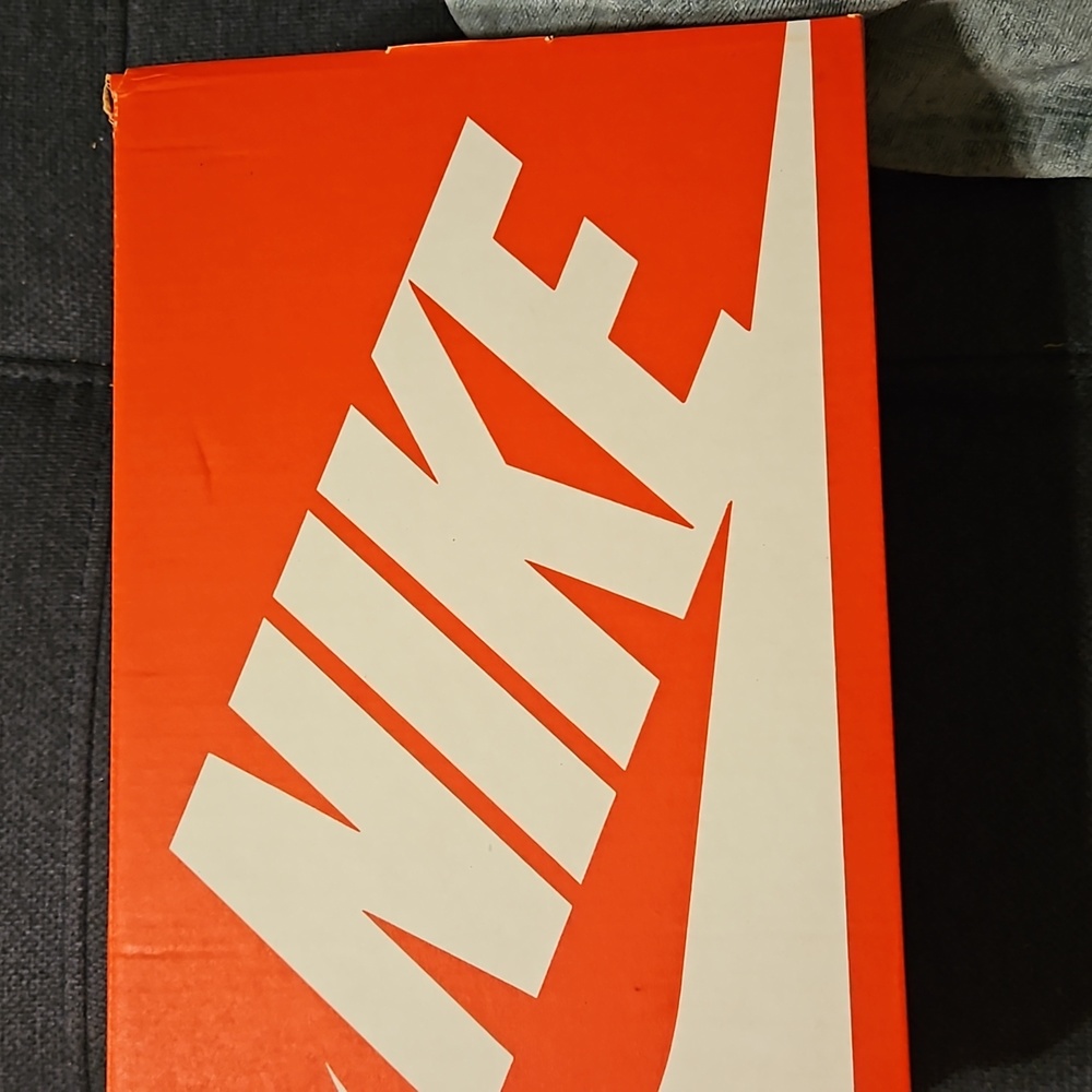 Woman Nike tennis shoes